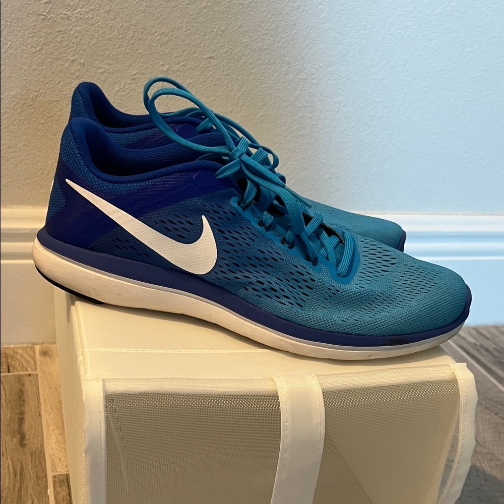 Nike Teal and Navy Gradient Training Sneakers with White Swoosh